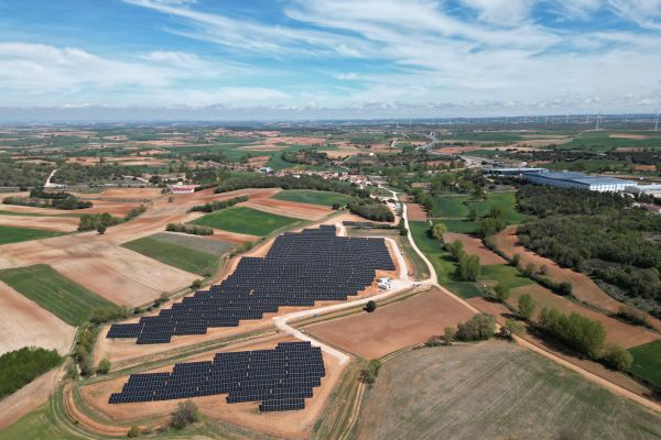 valldorros-e5bbe7fd Un terreno con muchos paneles solares vistas desde el cielo